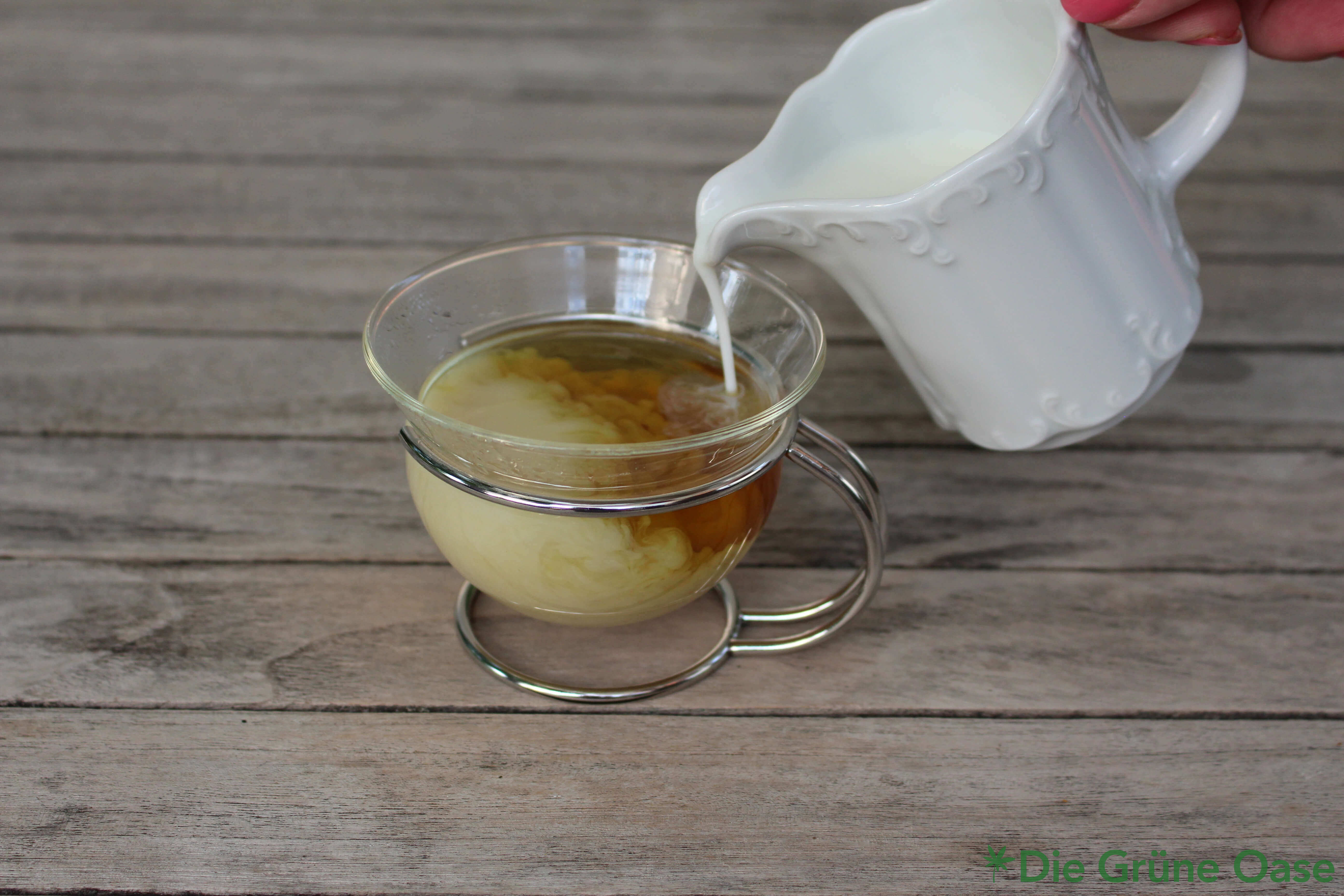 BioBloom Hanftee in Tasse mit Milch